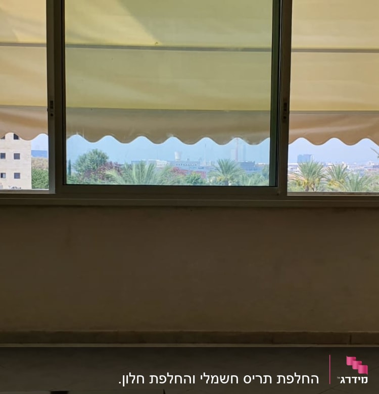 חלון אלומיניום עם תריסים פתוחים